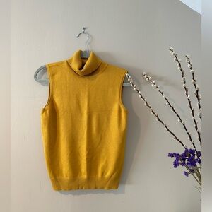 Short sleeves turtle neck top.🤩